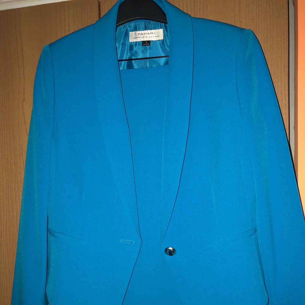 Tahari brand new skirt suit Sz. 6